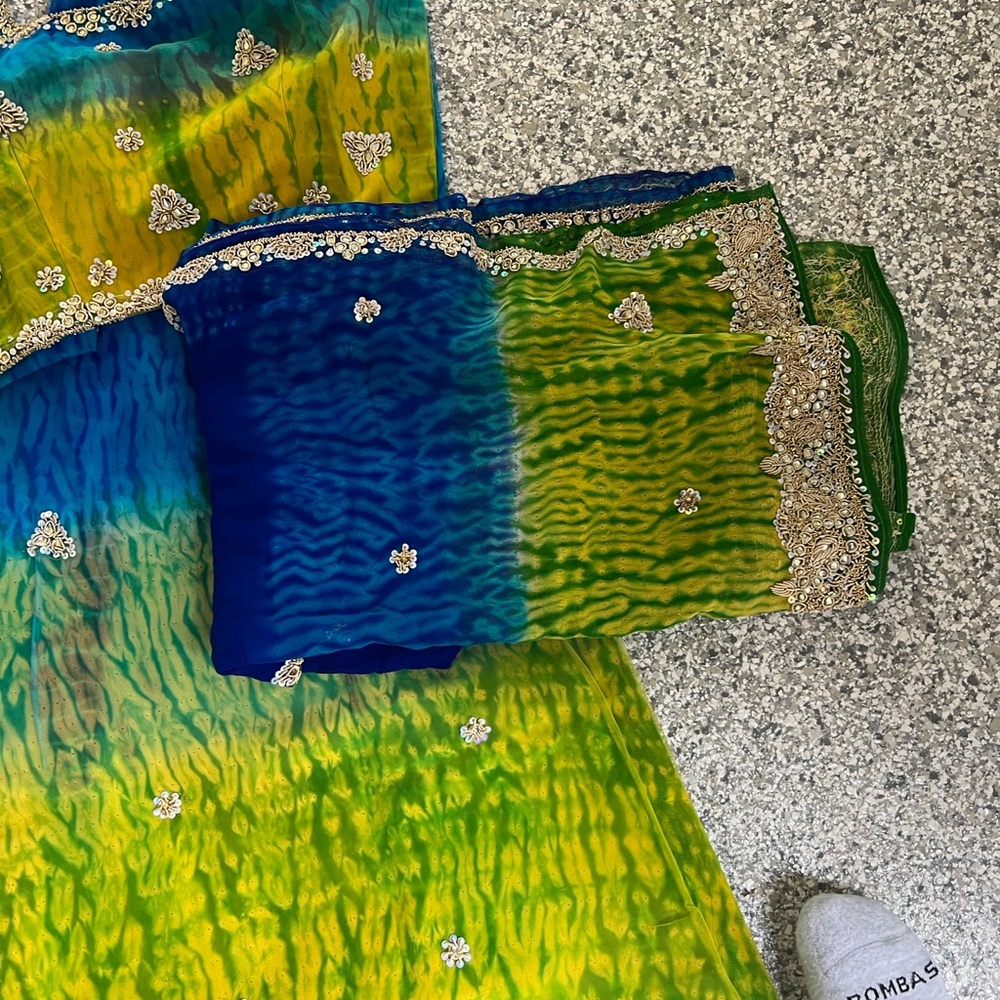 Vibrant Indian 3 piece choli set. Skirt, blouse & dupatta. - Picture 3 of 7